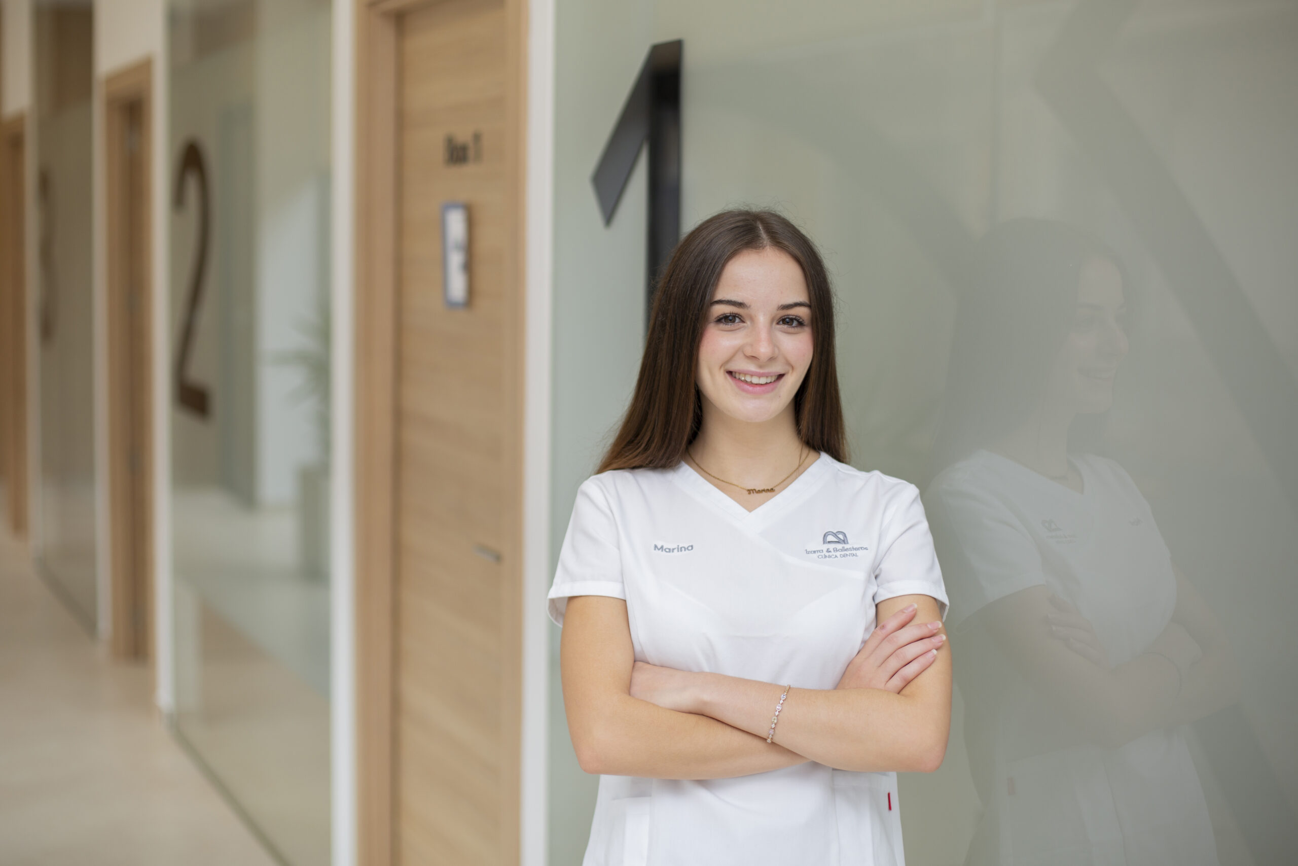 Marina Sánchez, del equipo de Izarra Ballesteros, en el pasillo de la clínica