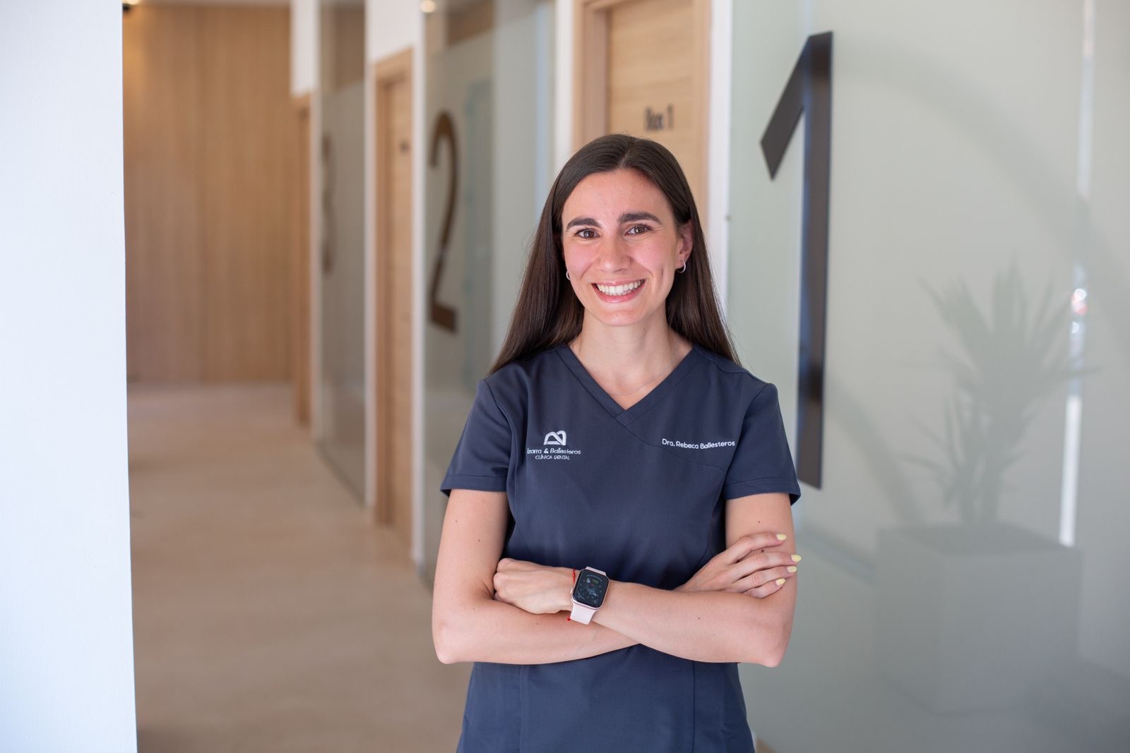La doctora Rebeca Ballesteros, en el pasillo de gabinetes de la clínica