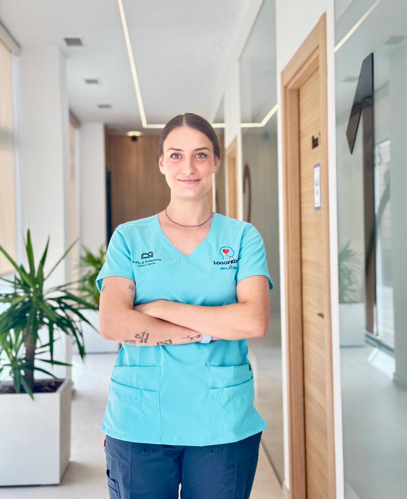 Ana López, logopeda de Izarra Ballesteros, en el pasillo de la clínica